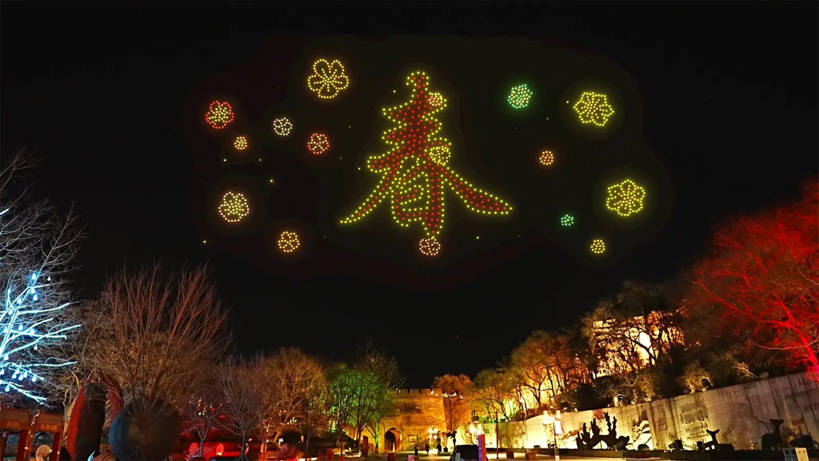During the New Year of 2025, EFYI presented a visual feast to the Badaling Great Wall at night with a light show of a thousand drones