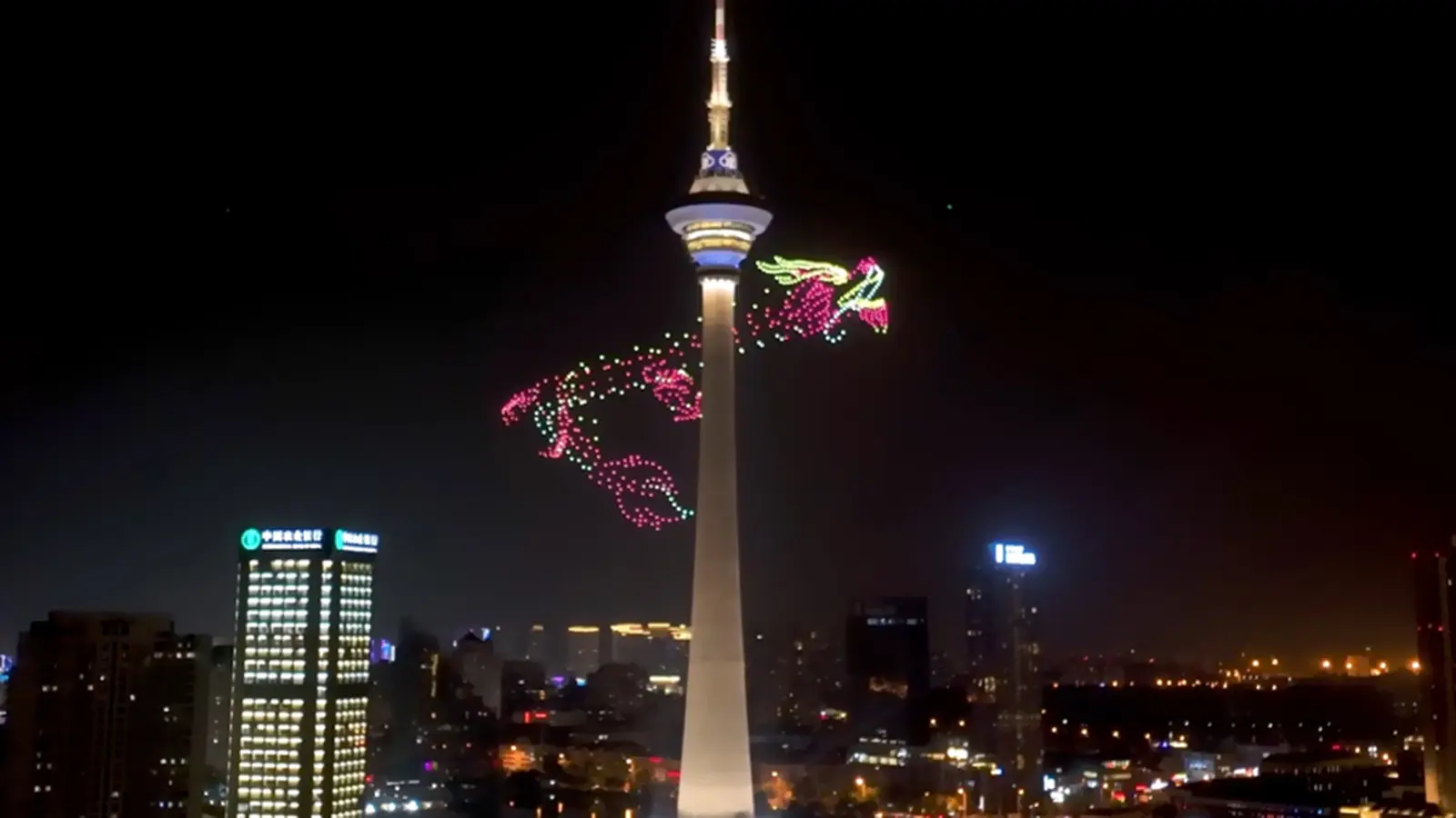 Masterful Display:EFYI Drones Craft a Soaring Dragon Spectacle Around Tianjin...