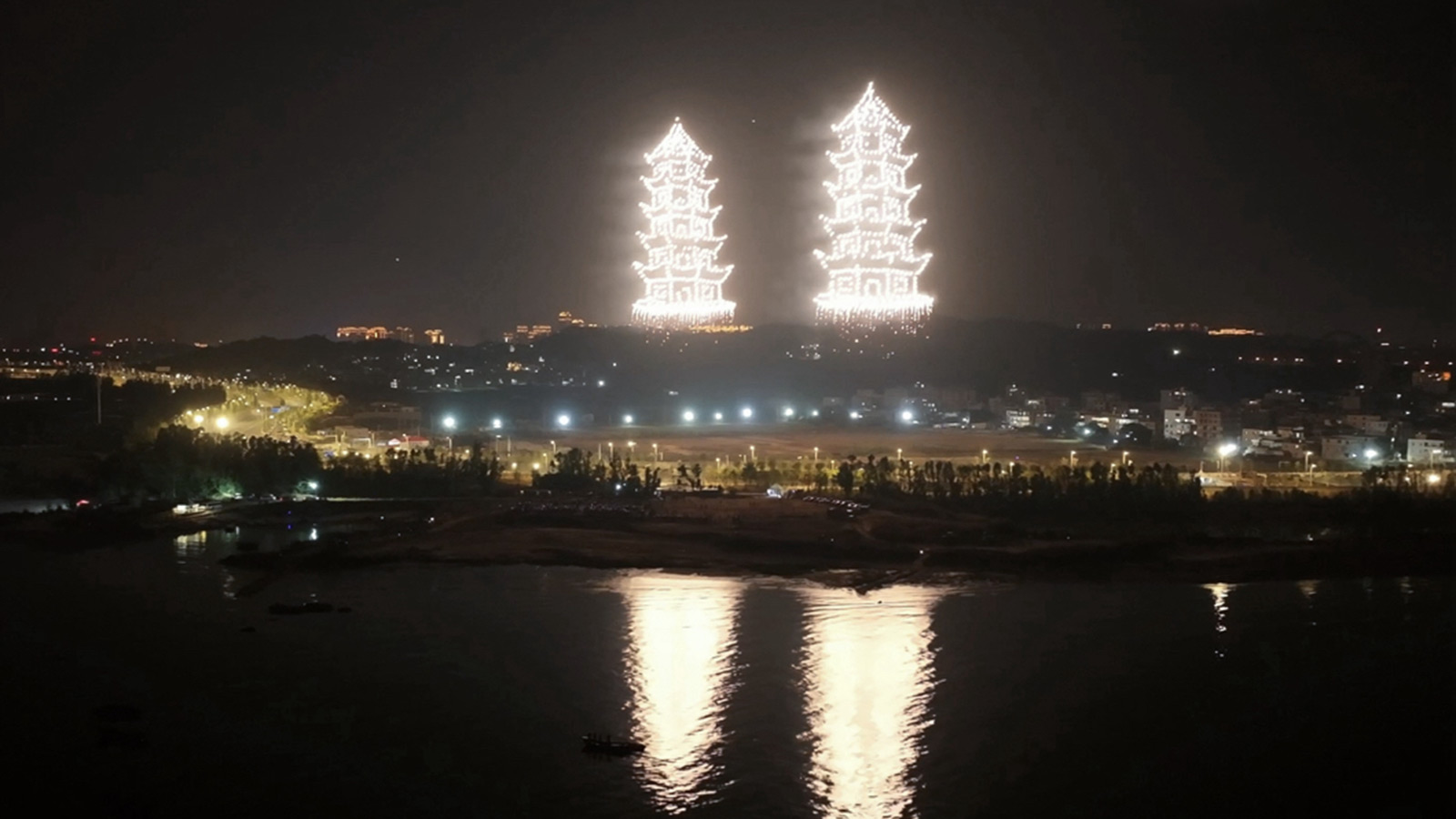 Remote Cross-sea Heterogeneous Drone Light and Fireworks Show (3)