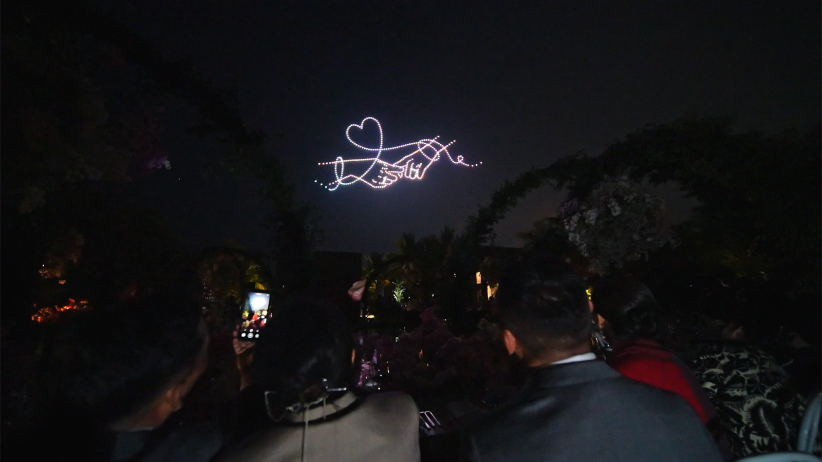 Luminous Love Confession Drone Light Show Performs Romantic Wedding Moments (4)