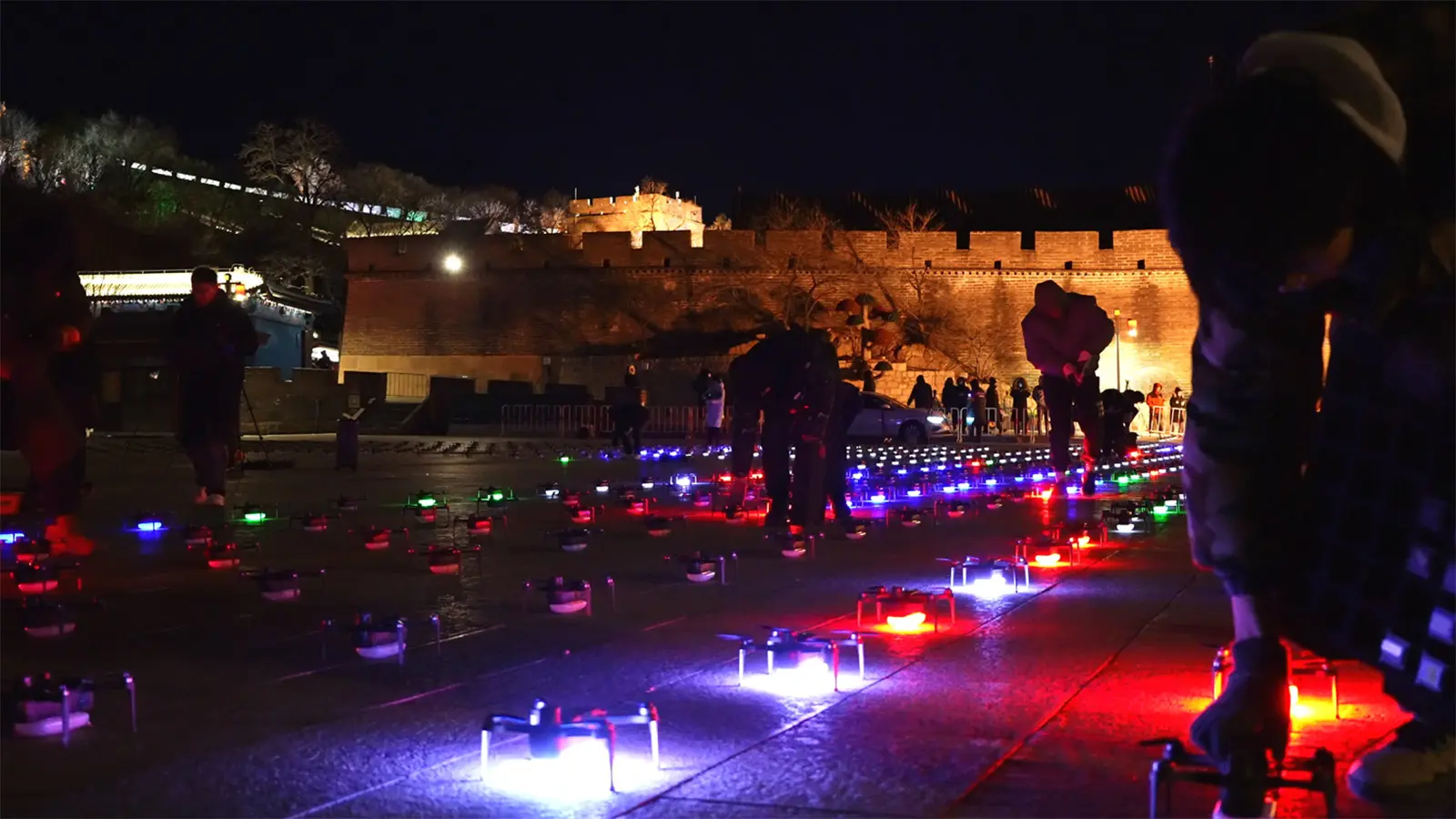 During the New Year of 2025, EFYI presented a visual feast to the Badaling Great Wall at night with a light show of a thousand drones