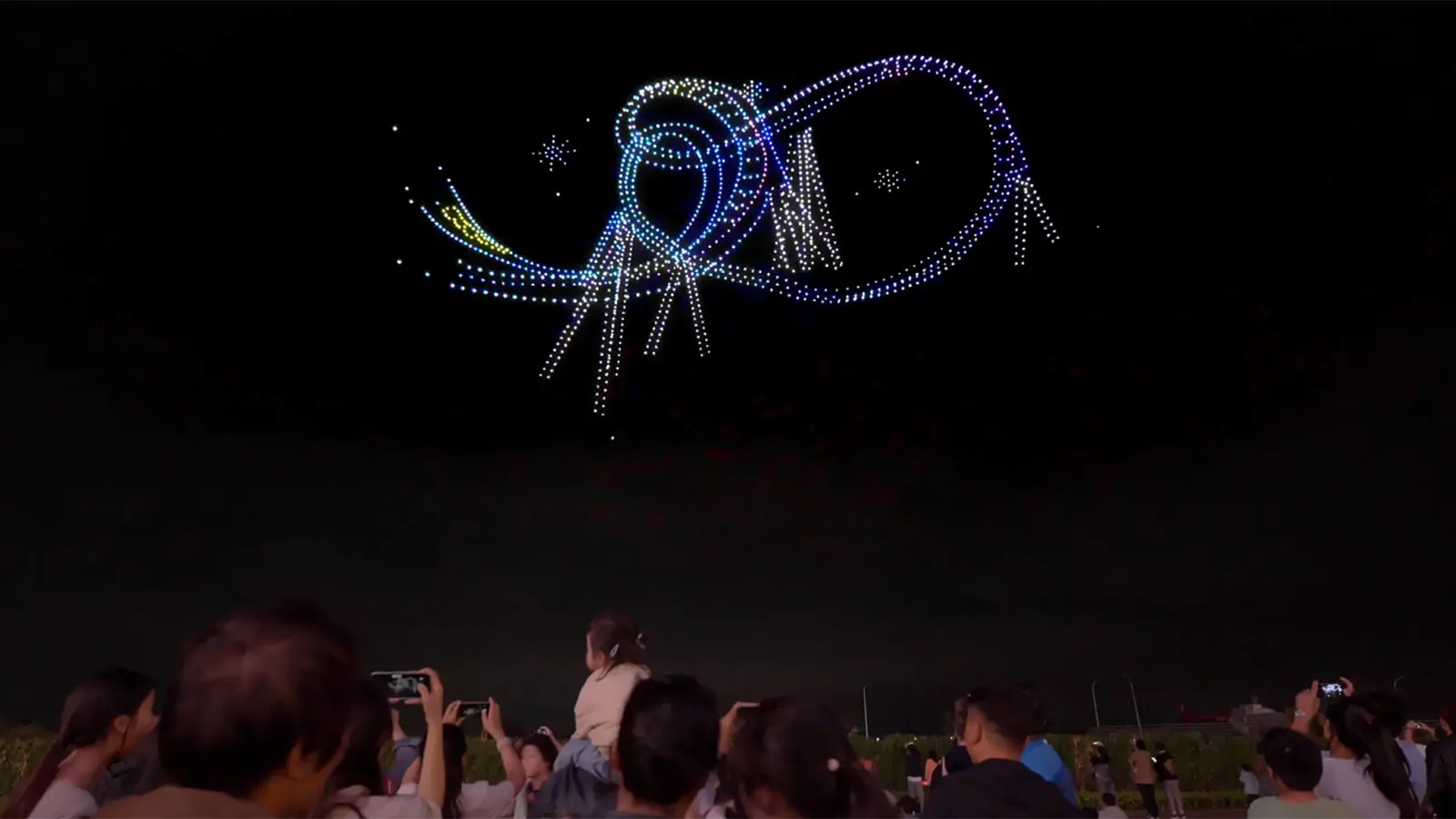 Drone-Spectacle-Elevates-Cultural-Tourism,-Ignites-Joy-at-Fantawild-Adventure-4