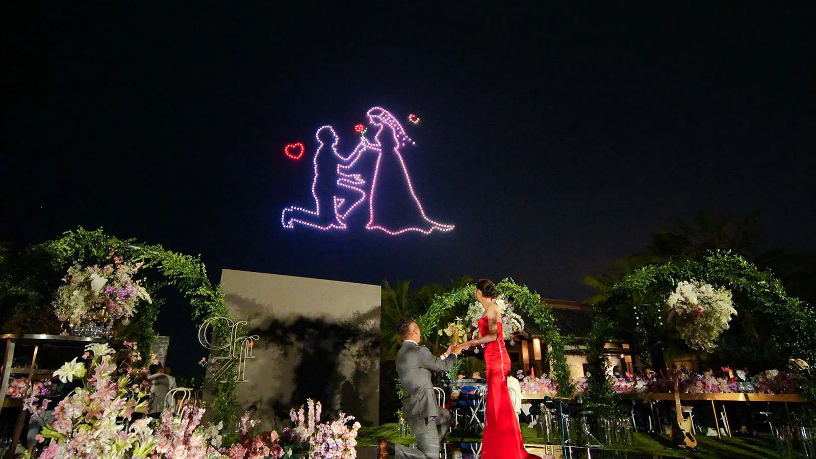 Luminous Love Confession Drone Light Show Performs Romantic Wedding Moments (1)